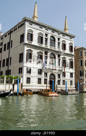 Lo storico Palazzo Papadopoli, ora la Aman Hotel, affacciato sul Canal Grande a Venezia, Italia. Foto Stock