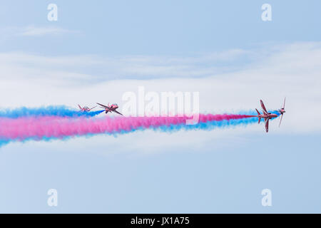 La sezione Gypo delle frecce rosse di eseguire la rottura Gypo all'Airshow di Blackpool. Foto Stock