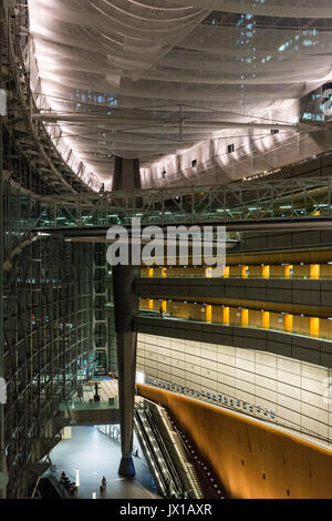 Interno del Tokyo International Forum di notte, Marunouchi Chiyoda, a Tokyo, in Giappone. Foto Stock