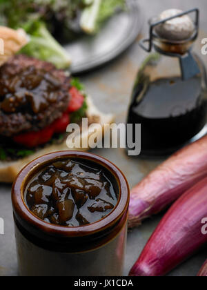 Burger di bun con chutney pickle Foto Stock