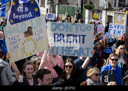 Centinaia di migliaia di persone protestano in Unite per l'Europa marzo il Parlamento contro Brexit dimostrazione il 25 marzo 2017 a Londra, Regno Foto Stock