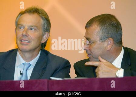 13/08/04 TUC CONFERENZA 2004 BRIGHTON Tony Blair parla a Brendan BARBER GEN SEC TUC. Foto Stock