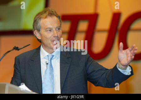 13/08/04 TUC CONFERENZA 2004 BRIGHTON Tony Blair parla ai delegati. Foto Stock