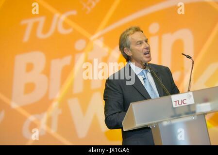 13/08/04 TUC CONFERENZA 2004 BRIGHTON Tony Blair parla ai delegati. Foto Stock