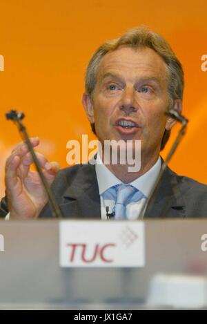 13/08/04 TUC CONFERENZA 2004 BRIGHTON Tony Blair parla ai delegati. Foto Stock