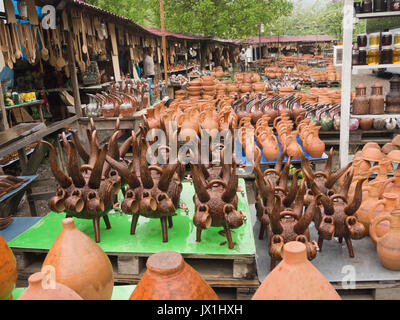 Strada di ceramica e di bancarelle di souvenir sul E-60 autostrada tra Tbilisi e Kutaisi in Georgia Foto Stock