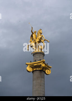 Piazza della libertà o Liberty Square nel centro della capitale georgiana Tbilisi ha un monumento dorato con San Giorgio che uccide il drago in medio Foto Stock