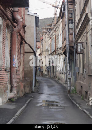 Il distretto tra piazza della Libertà e il fiume Kura nel centro di Tbilisi Georgia ha molte strade strette con le vecchie case fatiscenti. Foto Stock