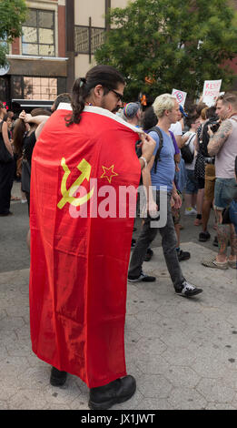 New York, Stati Uniti. 13 Ago, 2017. A poche centinaia di manifestanti socialista partecipare rally contro la protesta nazionalista di Charlottesville, Virginia davanti al Presidente Trump visita su Union Square Credit: Lev Radin/Pacific Press/Alamy Live News Foto Stock