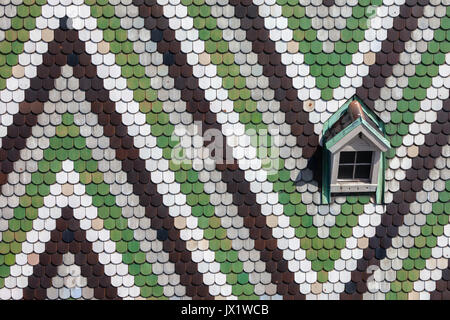 Austria, Vienna, tetto della cattedrale di Santo Stefano (Stephansdom), piastrelle smaltate con il pattern e la piccola finestra, dettagli architettonici. Foto Stock