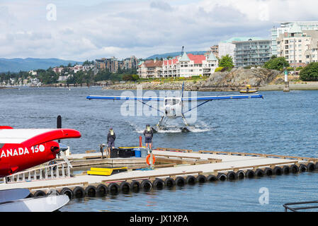 Idrovolanti colorato nella zona del Porto Interno di Victoria con traghetti e battelli sull'Isola di Vancouver British Columbia Canada Foto Stock
