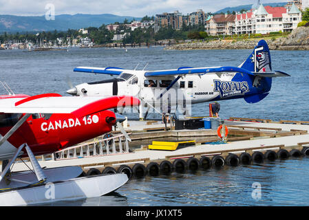 Idrovolanti colorato nella zona del Porto Interno di Victoria con traghetti e battelli sull'Isola di Vancouver British Columbia Canada Foto Stock