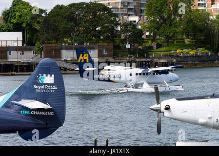 Idrovolanti colorato nella zona del Porto Interno di Victoria con traghetti e battelli sull'Isola di Vancouver British Columbia Canada Foto Stock
