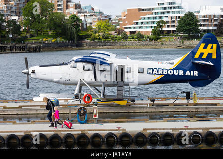 Idrovolanti colorato nella zona del Porto Interno di Victoria con traghetti e battelli sull'Isola di Vancouver British Columbia Canada Foto Stock