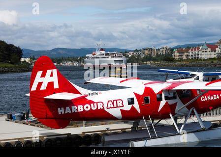 Idrovolanti colorato nella zona del Porto Interno di Victoria con traghetti e battelli sull'Isola di Vancouver British Columbia Canada Foto Stock