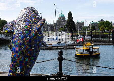 La bella cupola di British Columbia il Palazzo del Parlamento in Victoria e il Porto Interno con barche, Marina e ormeggi Victoria BC Canada Foto Stock