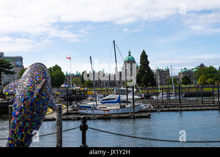 La bella cupola di British Columbia il Palazzo del Parlamento in Victoria e il Porto Interno con barche, Marina e ormeggi Victoria BC Canada Foto Stock