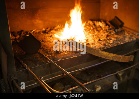 Fabbro forno fire in officina per riscaldamento di metallo Foto Stock