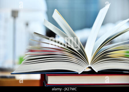Libri giacente sul tavolo della biblioteca pubblica. Foto Stock