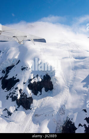 Vista da un idrovolante al di sopra delle montagne innevate e ghiacciai vicino a Whistler Ski Resort della Columbia britannica in Canada Foto Stock