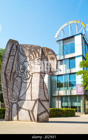 Rotterdam, Nederlands - Luglio 18, 2016: Sylvette, una scultura di Pablo Picasso davanti al museo Boijmans Foto Stock