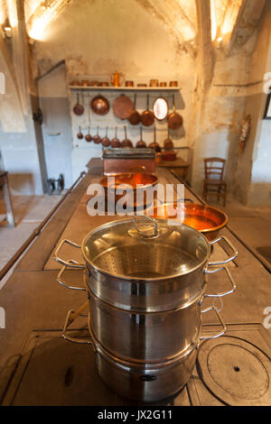 Cucina nel castello di Le Lude, Sarthe, Pays de la Loire, Francia Foto Stock