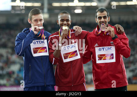 Danil Lysenko (argento), Mutaz Essa Barshim del Qatar (oro) e Majd Eddin Ghazal della Repubblica Araba Siriana (bronzo) con le loro medaglie per il Men's High Jump durante il giorno dieci dei campionati mondiali IAAF 2017 al London Stadium. PREMERE ASSOCIAZIONE foto. Data foto: Domenica 13 agosto 2017. Guarda la storia della Pennsylvania Athletics World. Il credito fotografico deve essere: Jonathan Brady/PA Wire. RESTRIZIONI: Solo per uso editoriale. Nessuna trasmissione audio o immagini in movimento e nessuna simulazione video. Foto Stock