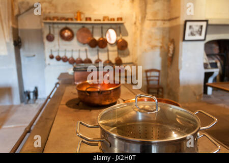 Cucina nel castello di Le Lude, Sarthe, Pays de la Loire, Francia Foto Stock