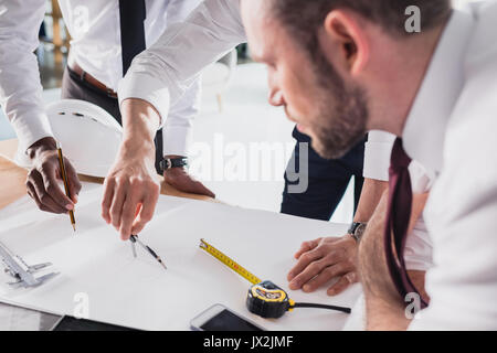 Team di architetti che lavorano a pianificare insieme in un ufficio moderno Foto Stock