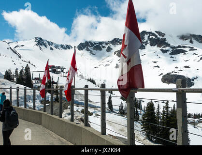 Canadian Maple Leaf appendere bandiere nella calma sulla terrazza Roundhouse e un deck di visualizzazione a Whistler Mountain Ski Resort Whistler della Columbia britannica in Canada Foto Stock