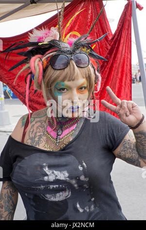 Foto di donna stilista a elaborare il trucco ad una fiera di strada di Coney Island, Brooklyn, New York City. Foto Stock