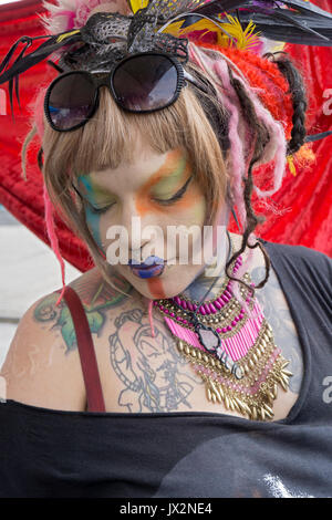 Foto di donna stilista a elaborare il trucco ad una fiera di strada di Coney Island, Brooklyn, New York City. Foto Stock