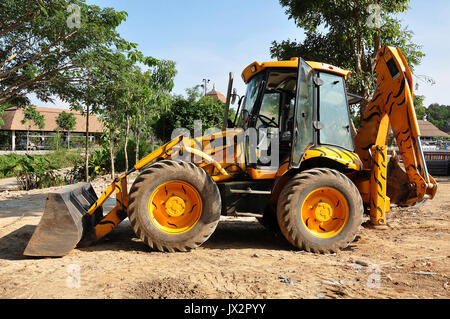 Un caricatore è comunemente utilizzato per spostare un materiale stoccato a partire dal livello del suolo e il deposito in attesa di camion o in una finestra aperta di scavo a trincea Foto Stock