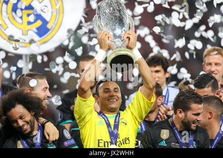 Skopje, ERIM - Agosto 8,2017: Real Madrid Keylor Navas festeggia con i compagni di team dopo aver sconfitto il Manchester United 2-1 durante il Super Cup finale così Foto Stock