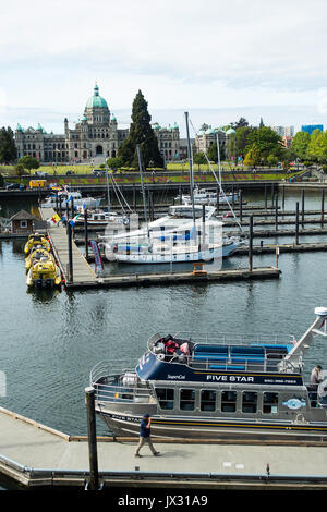 La bella cupola di British Columbia il Palazzo del Parlamento in Victoria e il Porto Interno con barche, Marina e ormeggi Victoria BC Canada Foto Stock