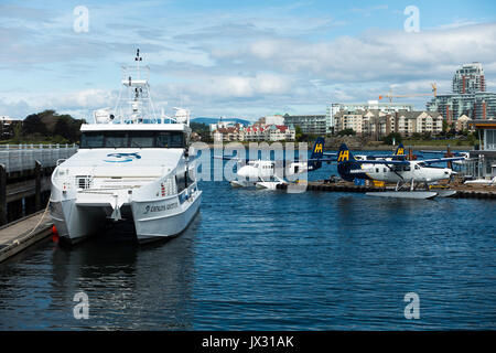 Idrovolanti colorato nella zona del Porto Interno di Victoria con traghetti e battelli sull'Isola di Vancouver British Columbia Canada Foto Stock