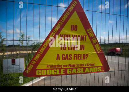 Un anti-fracking segno appeso sulle porte di Quadrilla fracking del sito in Preston New Road, Lancashire. Foto Stock