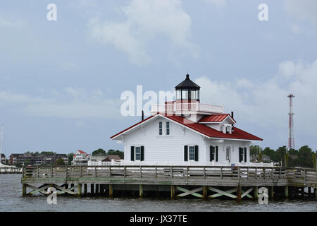 Le paludi di Roanoke faro in Shallowbag Bay presso la città di Manteo sul Outer Banks del North Carolina Foto Stock