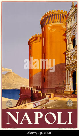 "" Di Napoli (Napoli) 1920s Turismo poster con il Castel Nuovo con il suo arco trionfale con il Vesuvio sullo sfondo; pubblicato da Ferrovie dello Stato (FS - Ferrovie dello Stato) e l'ENIT (Agenzia nazionale del turismo - Italian Tourist Board). Foto Stock