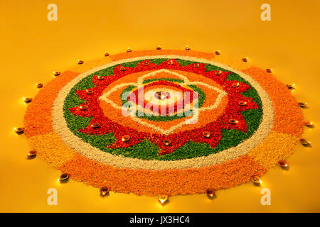 Diwali rangoli disegni con petali di fiori diyas rangoli concept Foto Stock