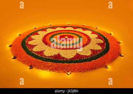 Diwali rangoli disegni con petali di fiori diyas decorazione di illuminazione Foto Stock