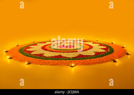 Diwali rangoli disegni con petali di fiori diyas rangoli concept Foto Stock