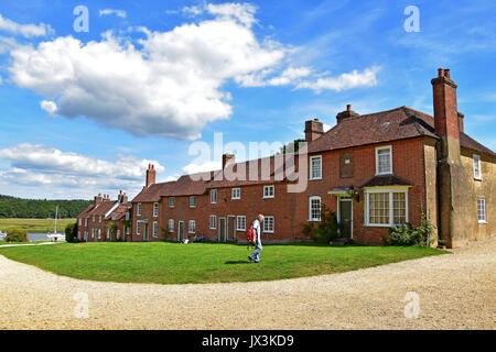 Il XVIII secolo il villaggio di costruzione navale, scudi grandi Hard, guardando verso il fiume Beaulieu, New Forest, Inghilterra. Foto Stock