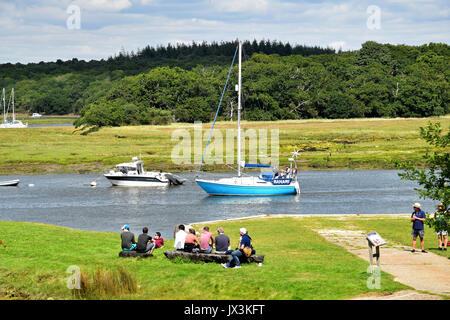 Famiglie godendo la vista del fiume Beaulieu da scudi grandi Hard waterfront, New Forest, Hampshire, Inghilterra. Foto Stock