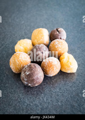 Timbits (fori di ciambella, donut fori) da Tim Hortons, un canadese popolare ristorante fast food chain. Foto Stock