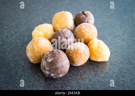 Timbits (fori di ciambella, donut fori) da Tim Hortons, un canadese popolare ristorante fast food chain. Foto Stock