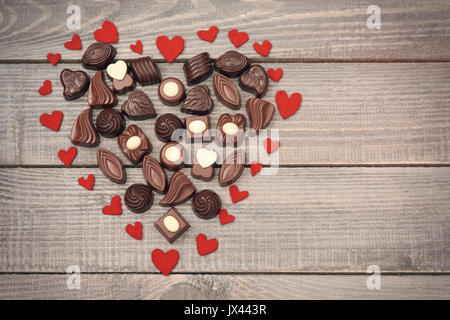 Un grande cuore pieno di cioccolatini Foto Stock