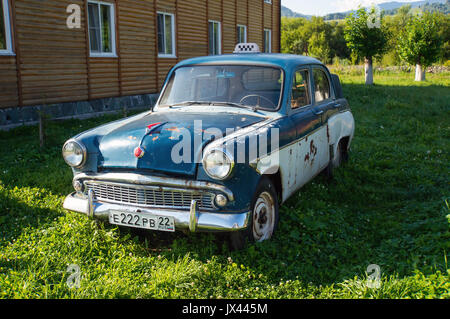 Vecchio taxi retrò nel villaggio, automobili Volga. La Russia, Altai Krai, 2 Agosto 2017 Foto Stock