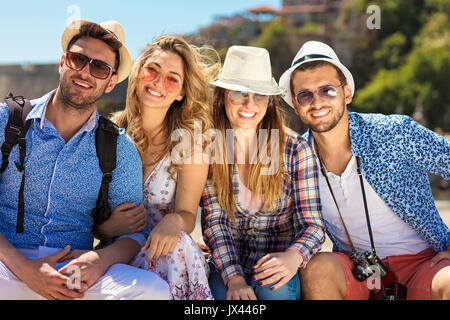 Gruppo di amici facendo ritratti divertenti per esterno Foto Stock
