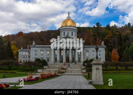 Parte anteriore del Vermont state house, Montpelier, in autunno. Progettato da Thomas Silloway nel 1857-1858, fu occupata nel 1859. Foto Stock